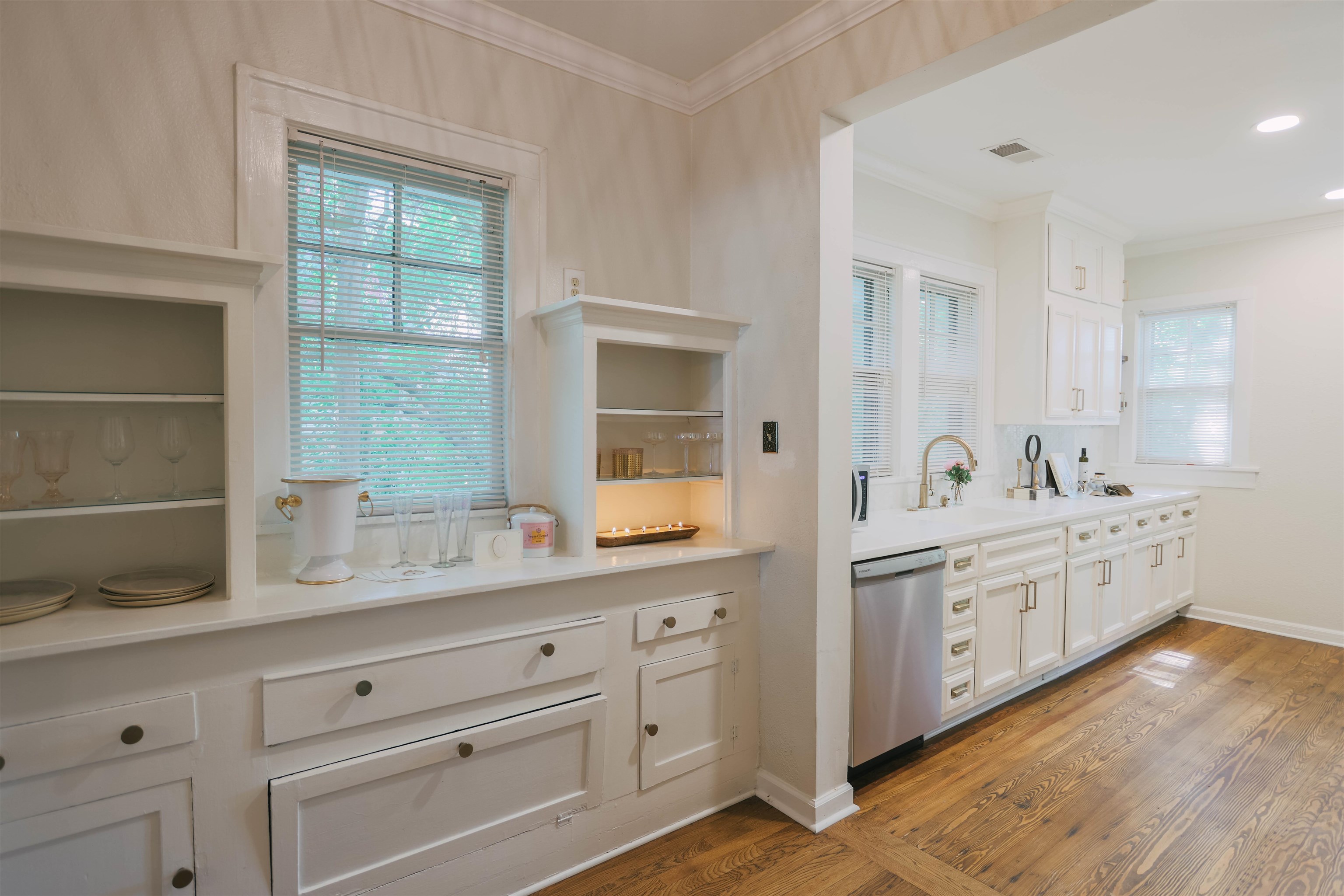 401 Alexander Street Memphis, TN 38111 - Photo 9 of 21 a spacious bathroom with double vanity sink a two mirror a window and a bathtub