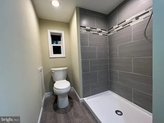 a bathroom with a toilet and a shower