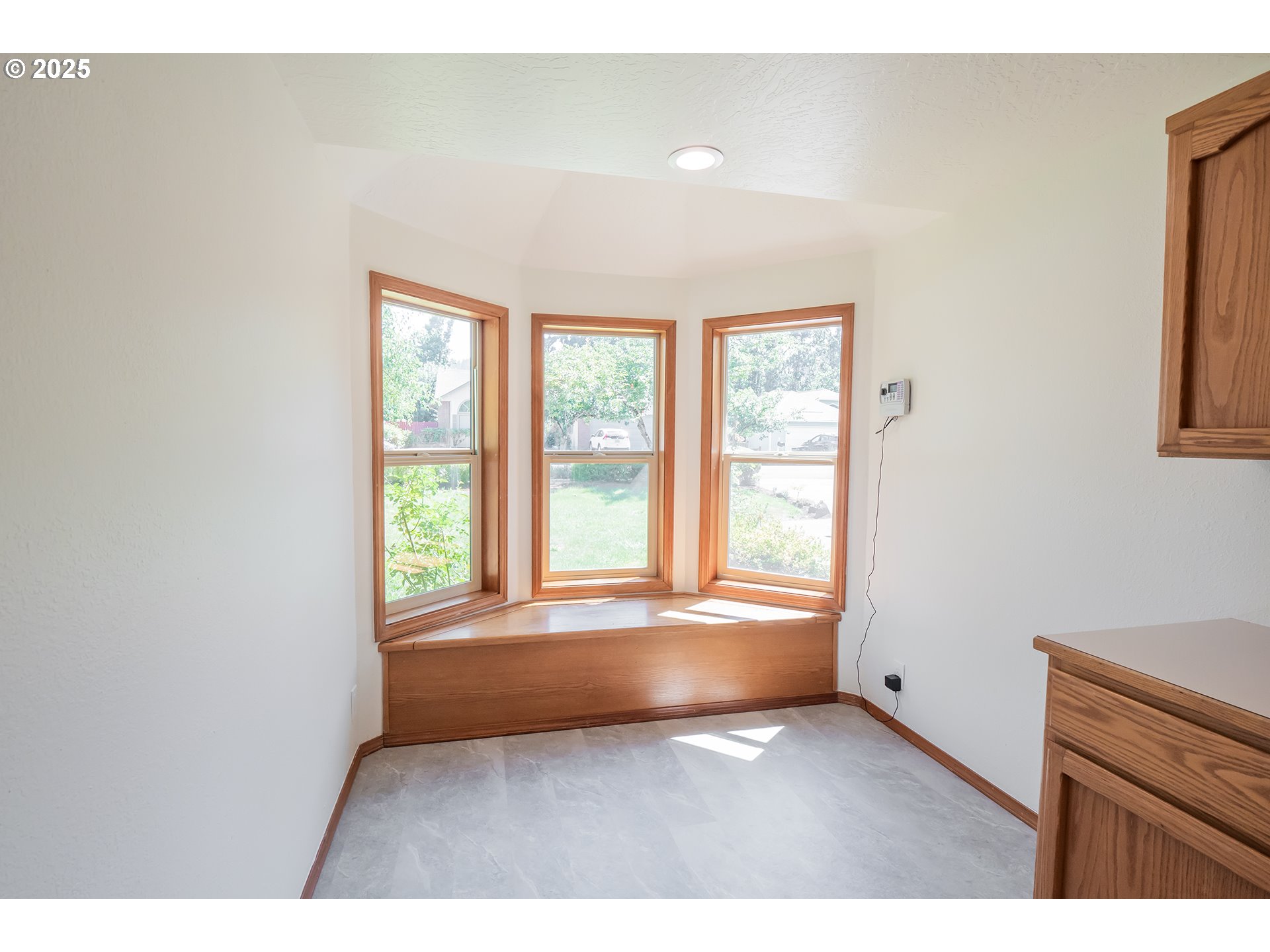 6894 C Street Springfield, OR 97478 - Photo 14 of 32 a view of an empty room with a window