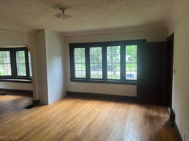 18331 Newell Road Shaker Heights, OH 44122 - Photo 5 of 23 Living room 1st floor unti