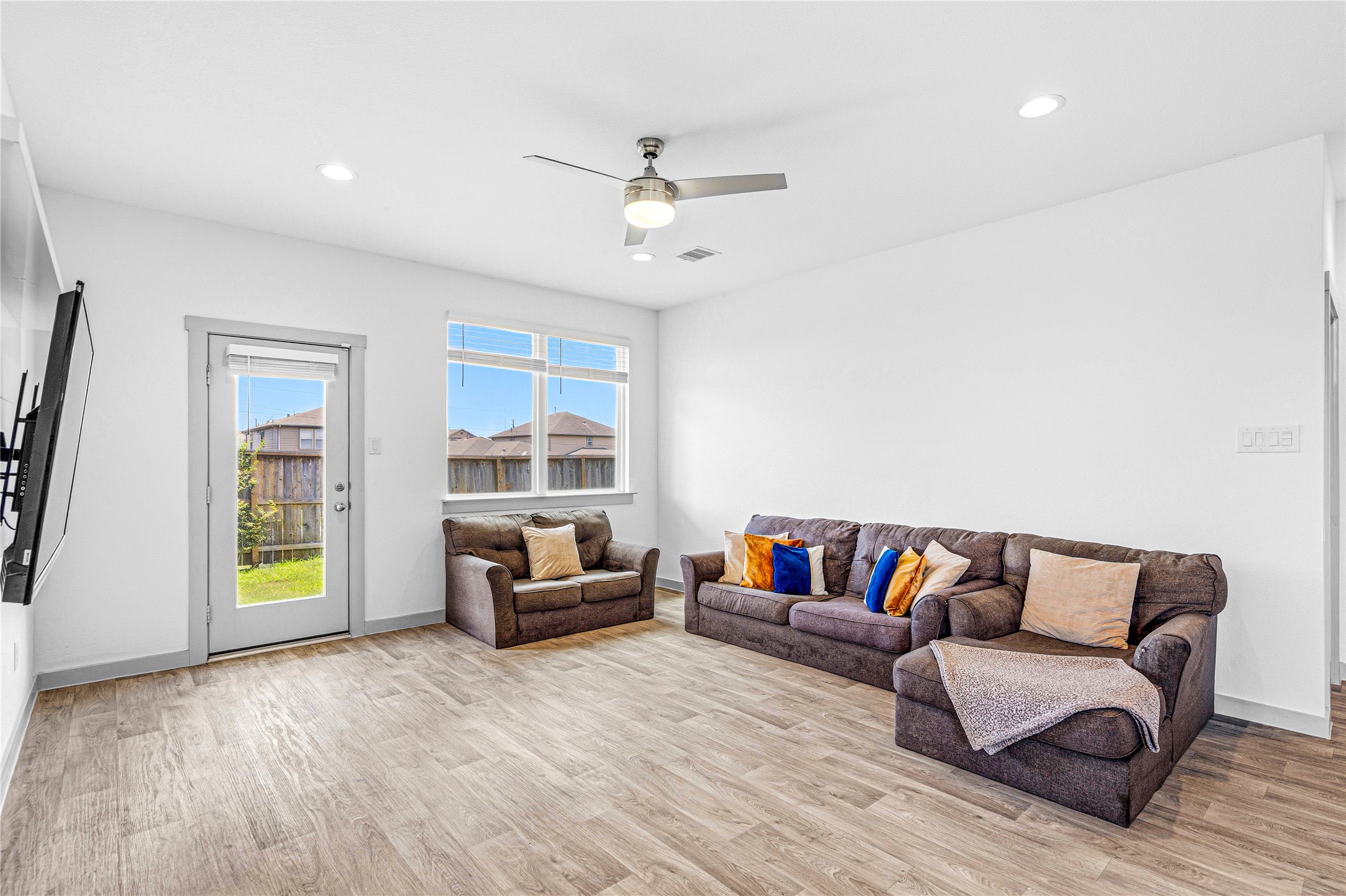 12566 Fleet River Road Houston, TX 77047 - Photo 8 of 30 Natural light