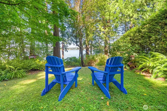 a view of a house with a yard table and chairs