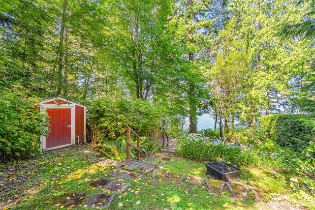 a view of a small house with yard