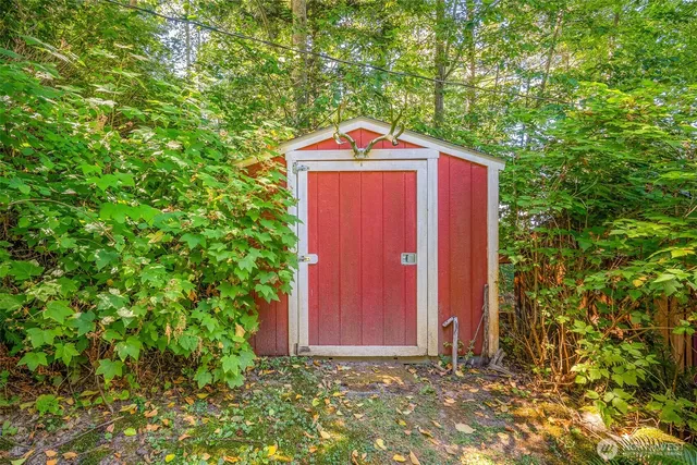 a view of a back yard