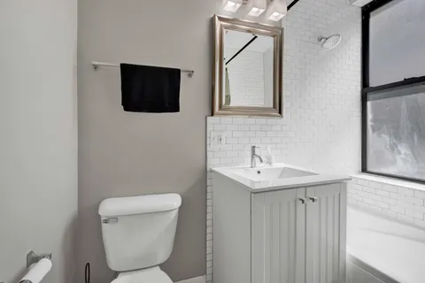$599,000 | 1712 West Wilson Avenue, Unit 3E, Chicago, IL 60640