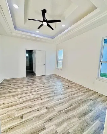 a view of a livingroom and a ceiling fan