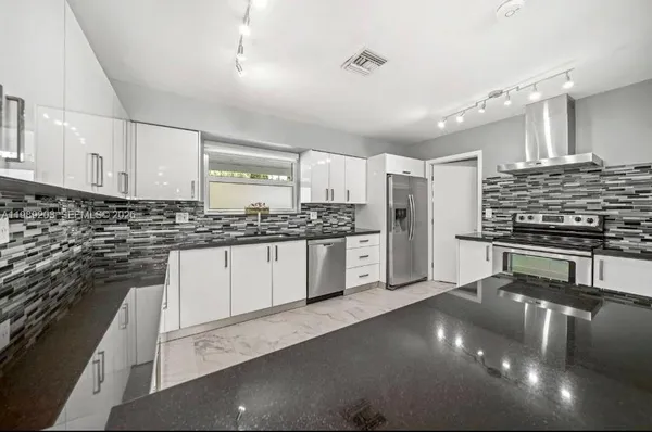 $7,990 | 909 North 13th Court, Hollywood, FL 33019