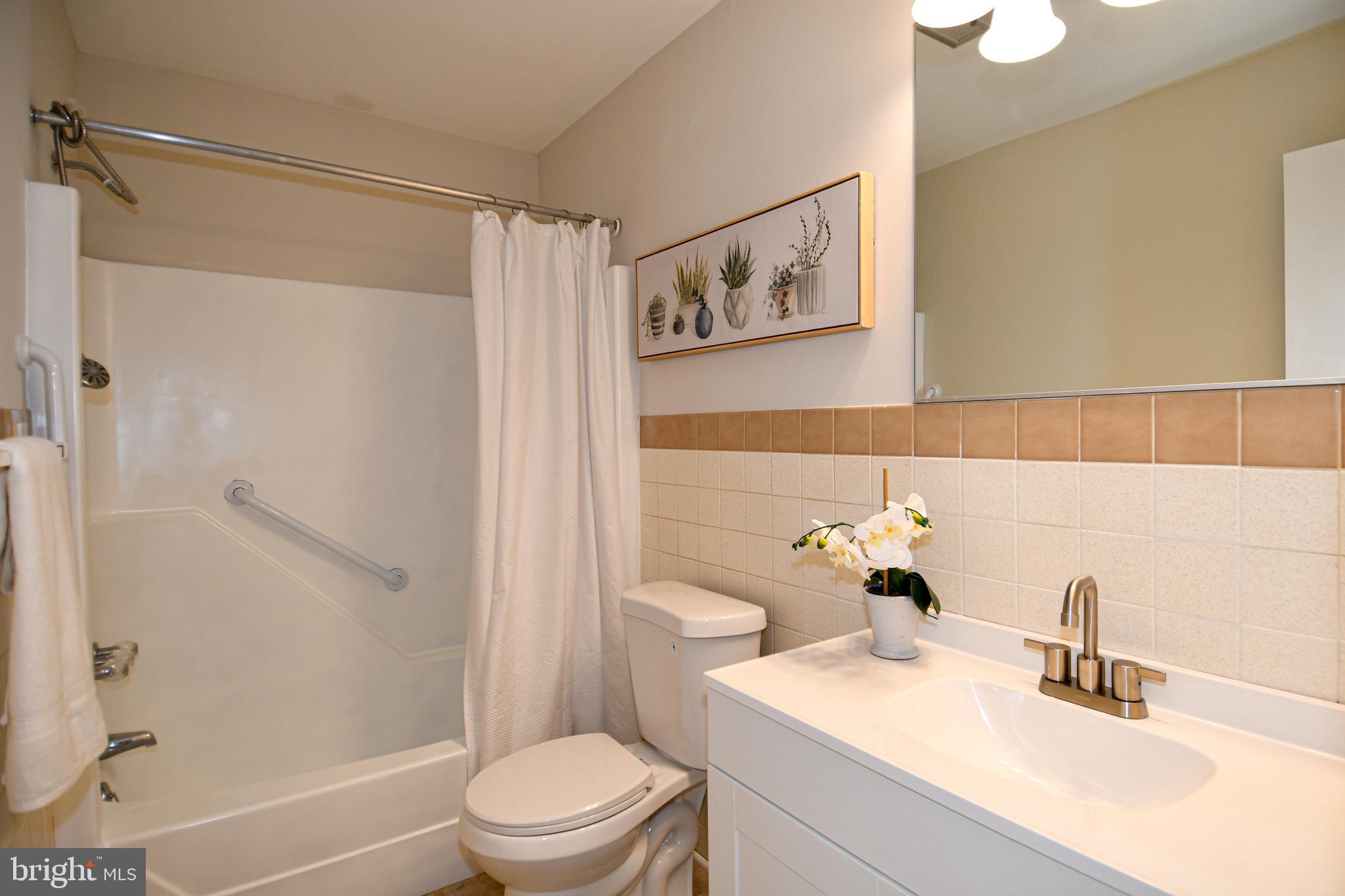24909 Woodfield School Road Gaithersburg, MD 20882 - Photo 17 of 25 Bathroom