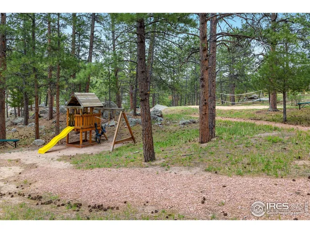 a black and white photo of a building