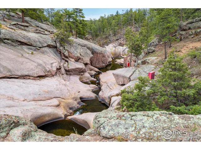 a picture of a bathroom