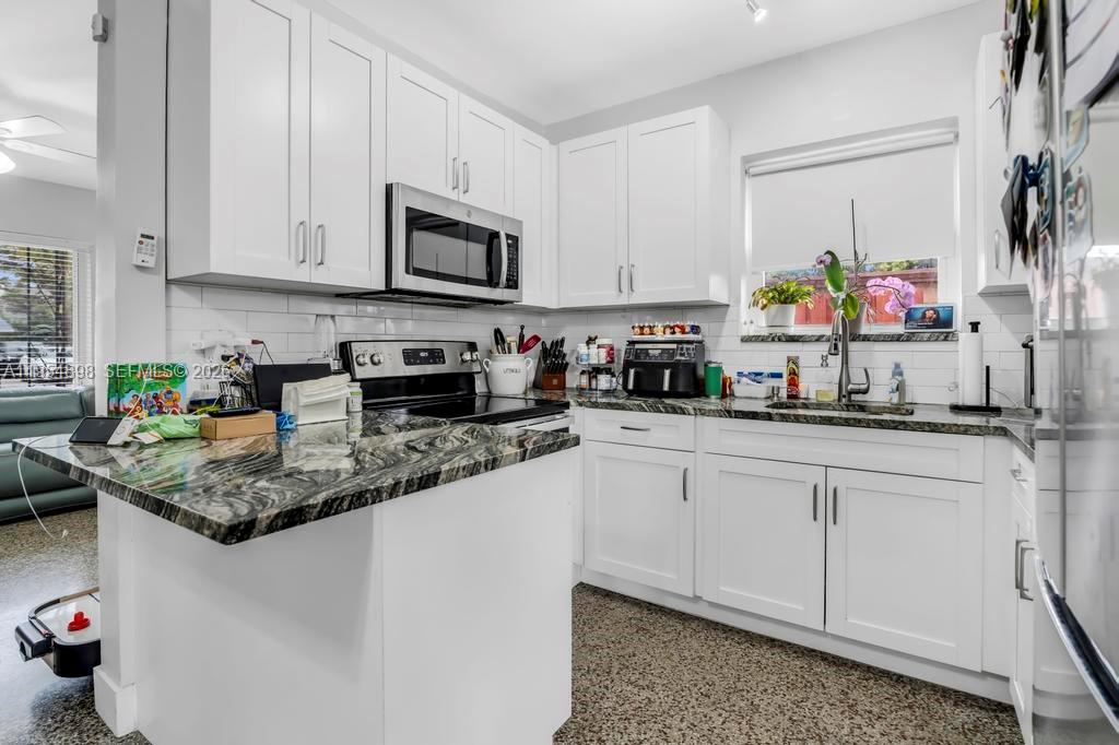 9435-9437 Southwest 39th Street Miami, FL 33165 - Photo 14 of 70