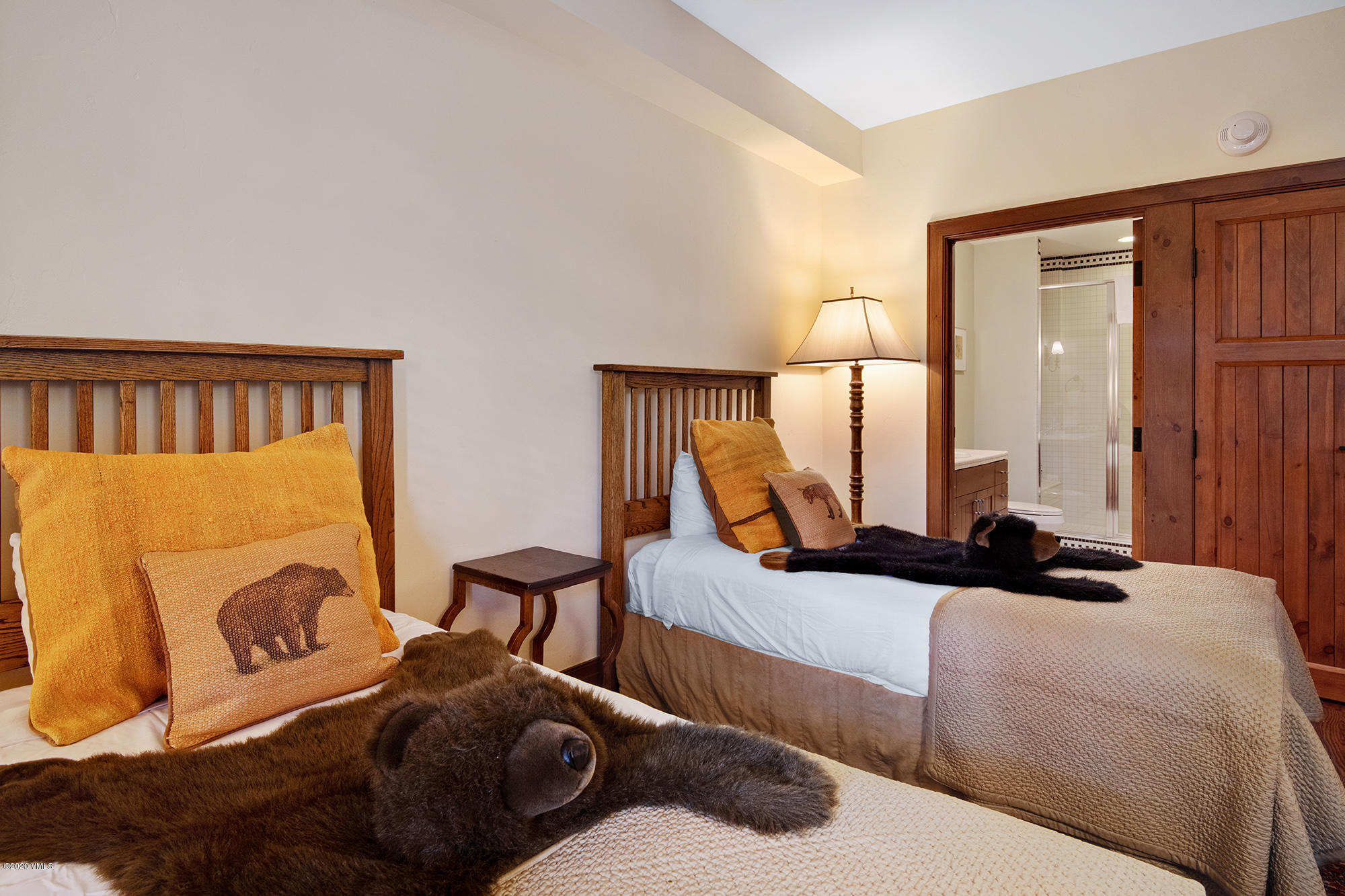 180 Daybreak Ridge Road, Unit 409 Avon, CO 81620 - Photo 17 of 47 a living room with furniture and a lamp