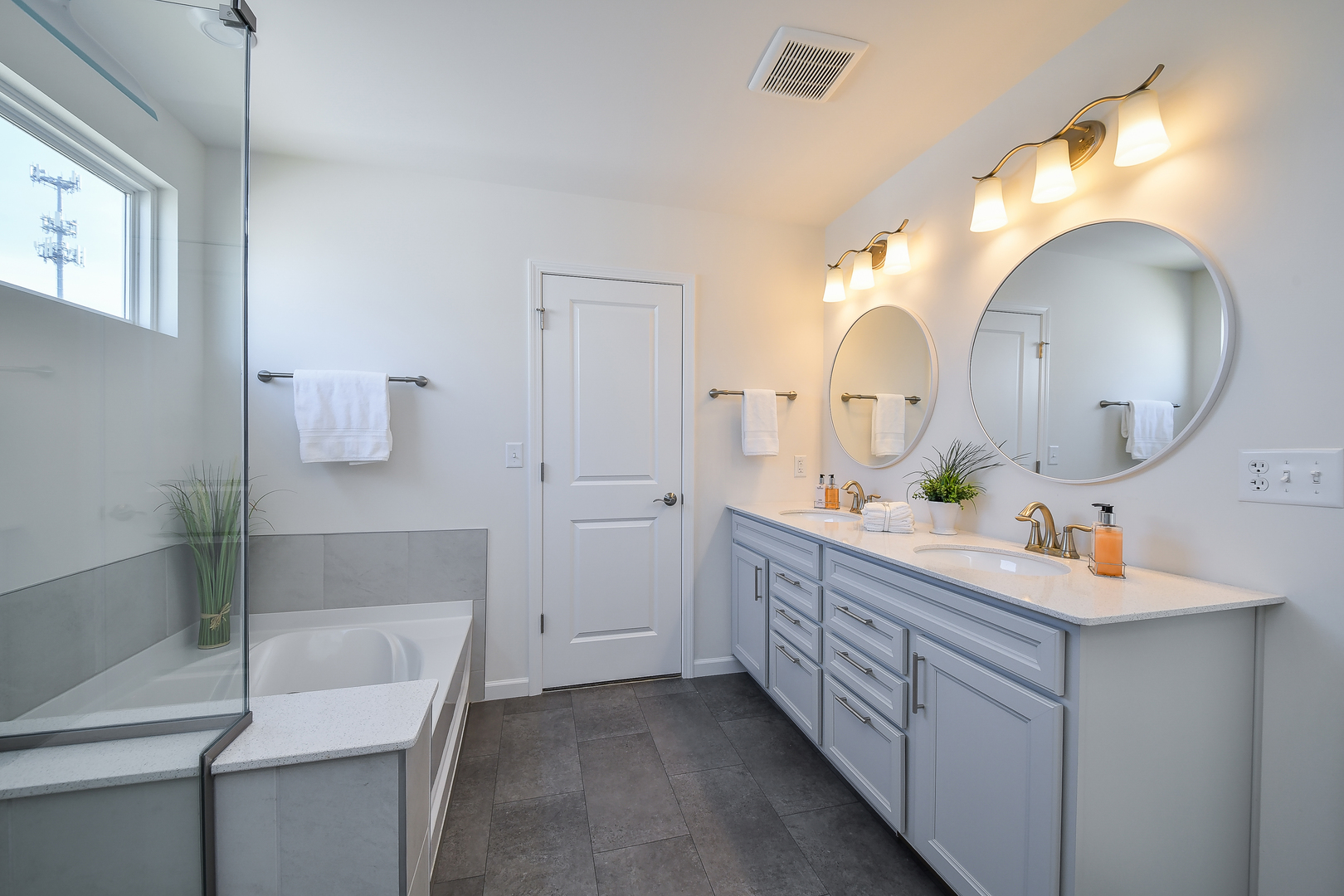 564 Thorne Street Batavia, IL 60510 - Photo 11 of 29 a spacious bathroom with a double vanity sink and a mirror