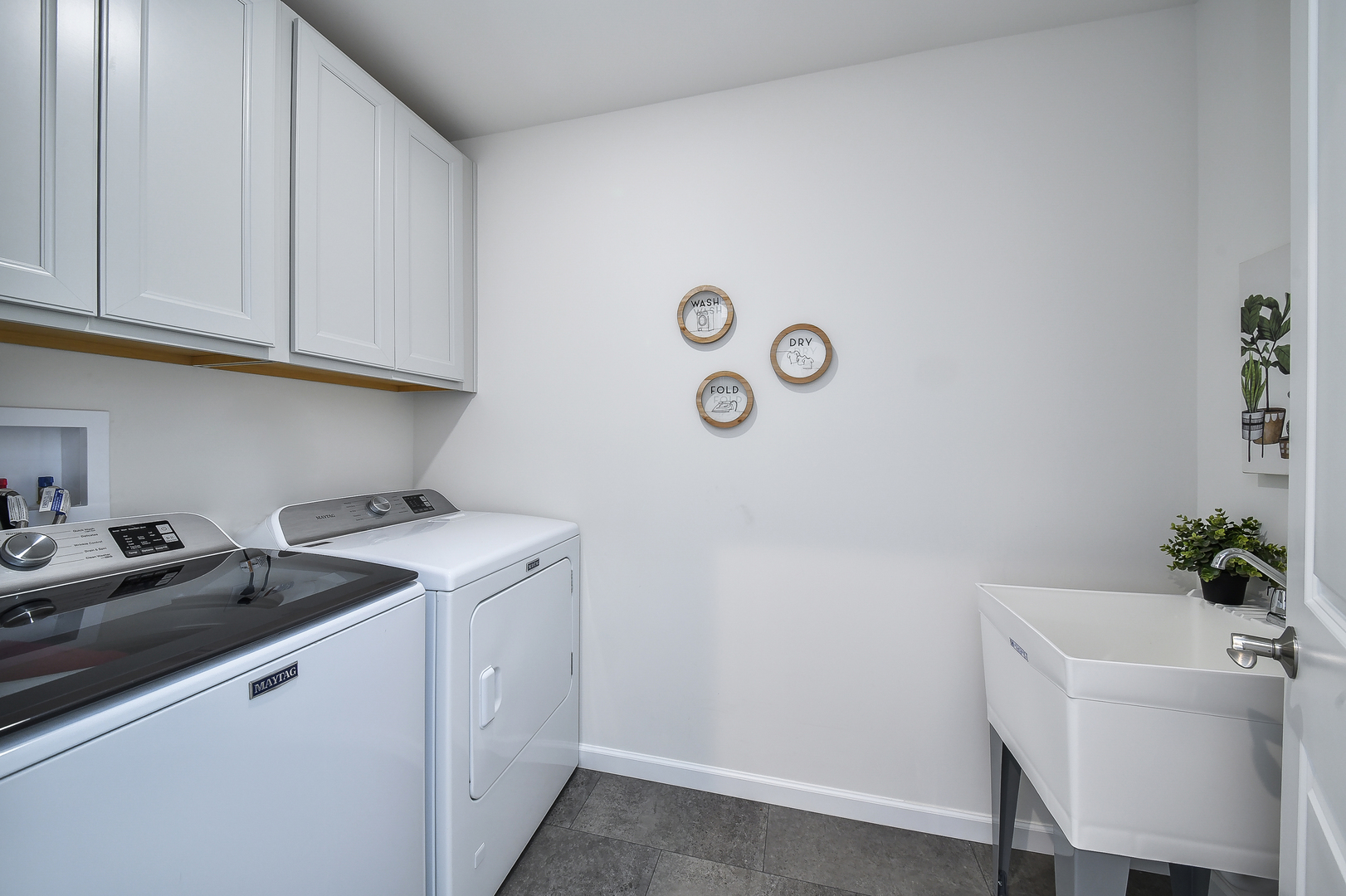564 Thorne Street Batavia, IL 60510 - Photo 15 of 29 a utility room with dryer and washer