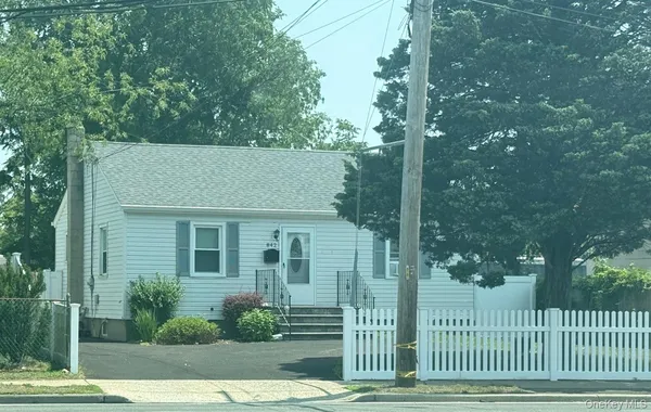 $3,750 | 842 North Wellwood Avenue, Lindenhurst, NY 11757
