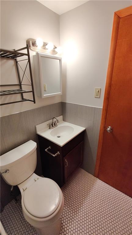 8-10 Pointview Road Pittsburgh, PA 15227 - Photo 28 of 50 10 Pointview Rd Unit B Full Bath