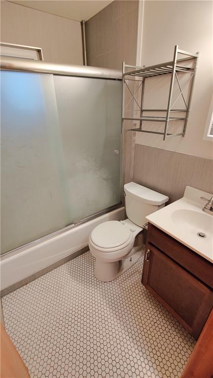 8-10 Pointview Road Pittsburgh, PA 15227 - Photo 29 of 50 10 Pointview Rd Unit B Full Bath