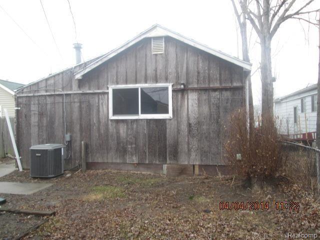 20832 Ridgemont Road Harper Woods, MI 48225 - Photo 4 of 13 IMG_4880.jpg