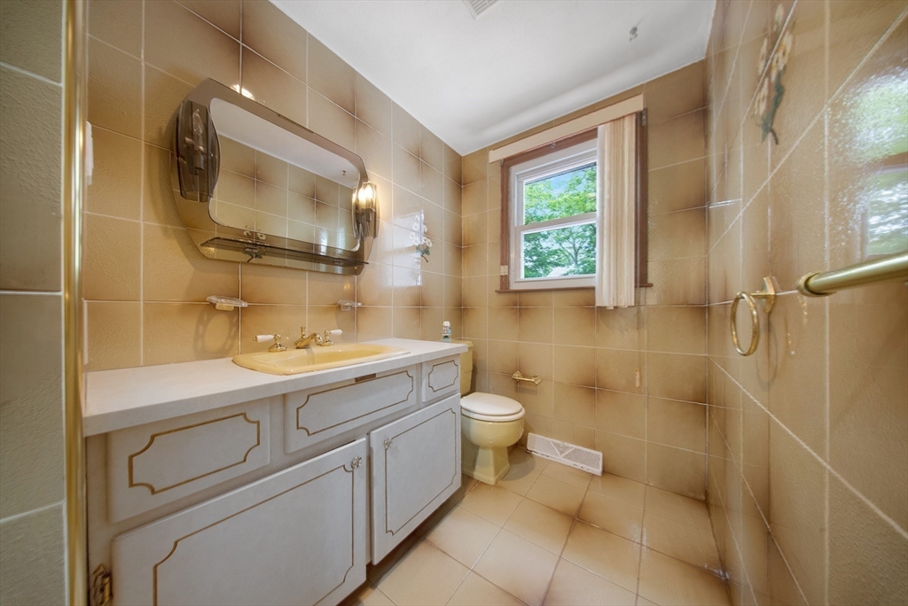 25 Gloversbrook Road Randolph, MA 02368 - Photo 14 of 40