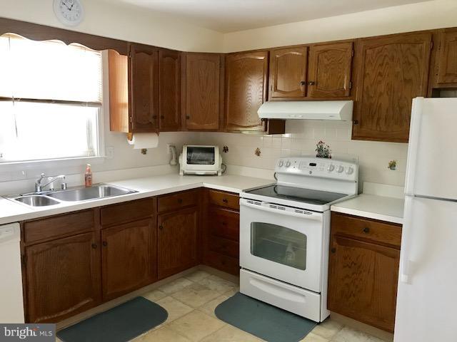 8118 Bon Air Road Baltimore, MD 21234 - Photo 4 of 27 Cozy eat in kitchen