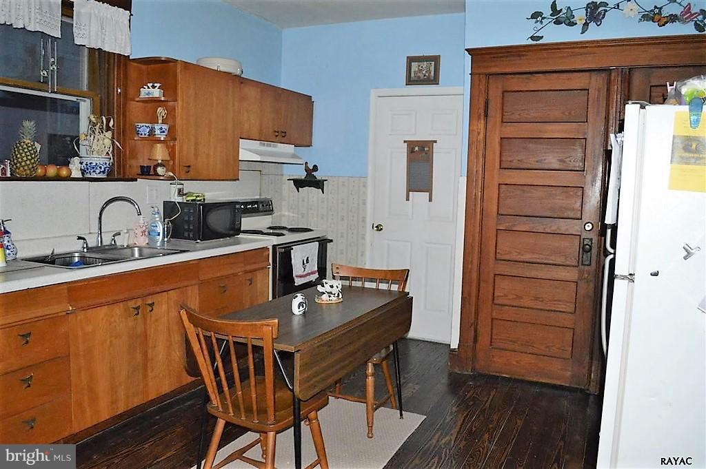 402 Frederick Street Hanover, PA 17331 - Photo 6 of 22 First Flr Eat-In Kitchen w/Laundry Rm