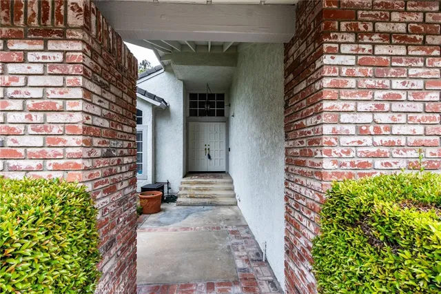 a view of a pathway along a building