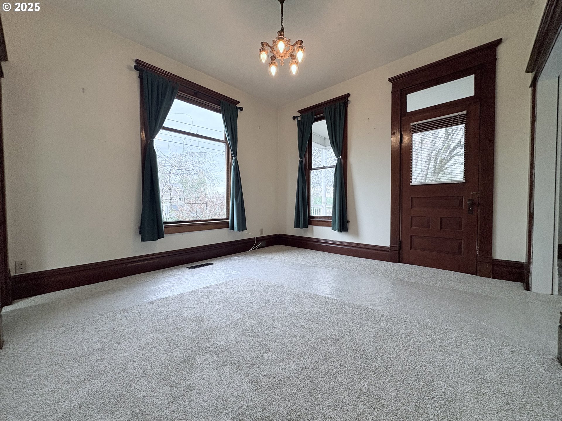 430 West Water Street Stayton, OR 97383 - Photo 17 of 42 an empty room with windows and cabinet