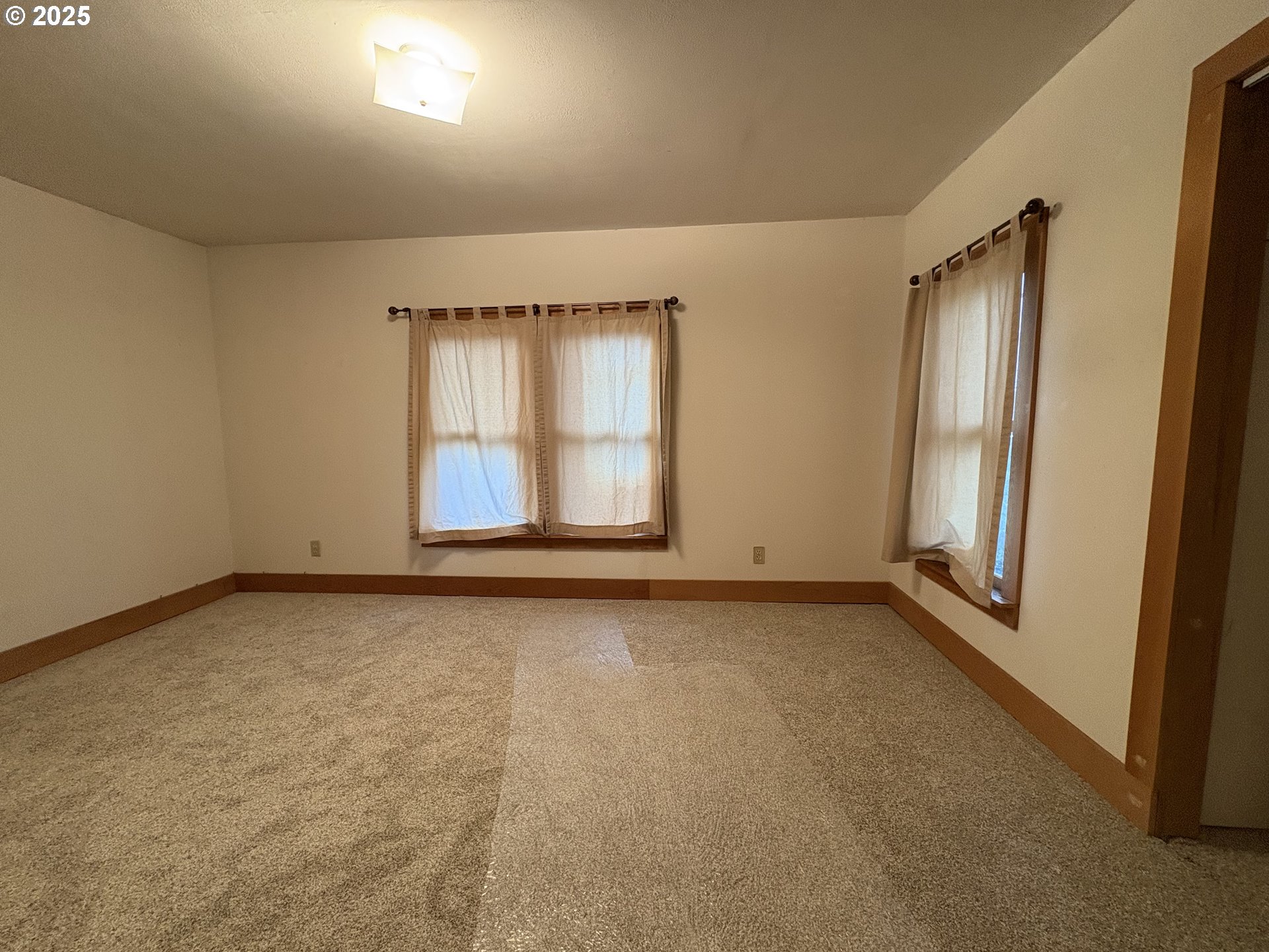 430 West Water Street Stayton, OR 97383 - Photo 21 of 42 an empty room with windows