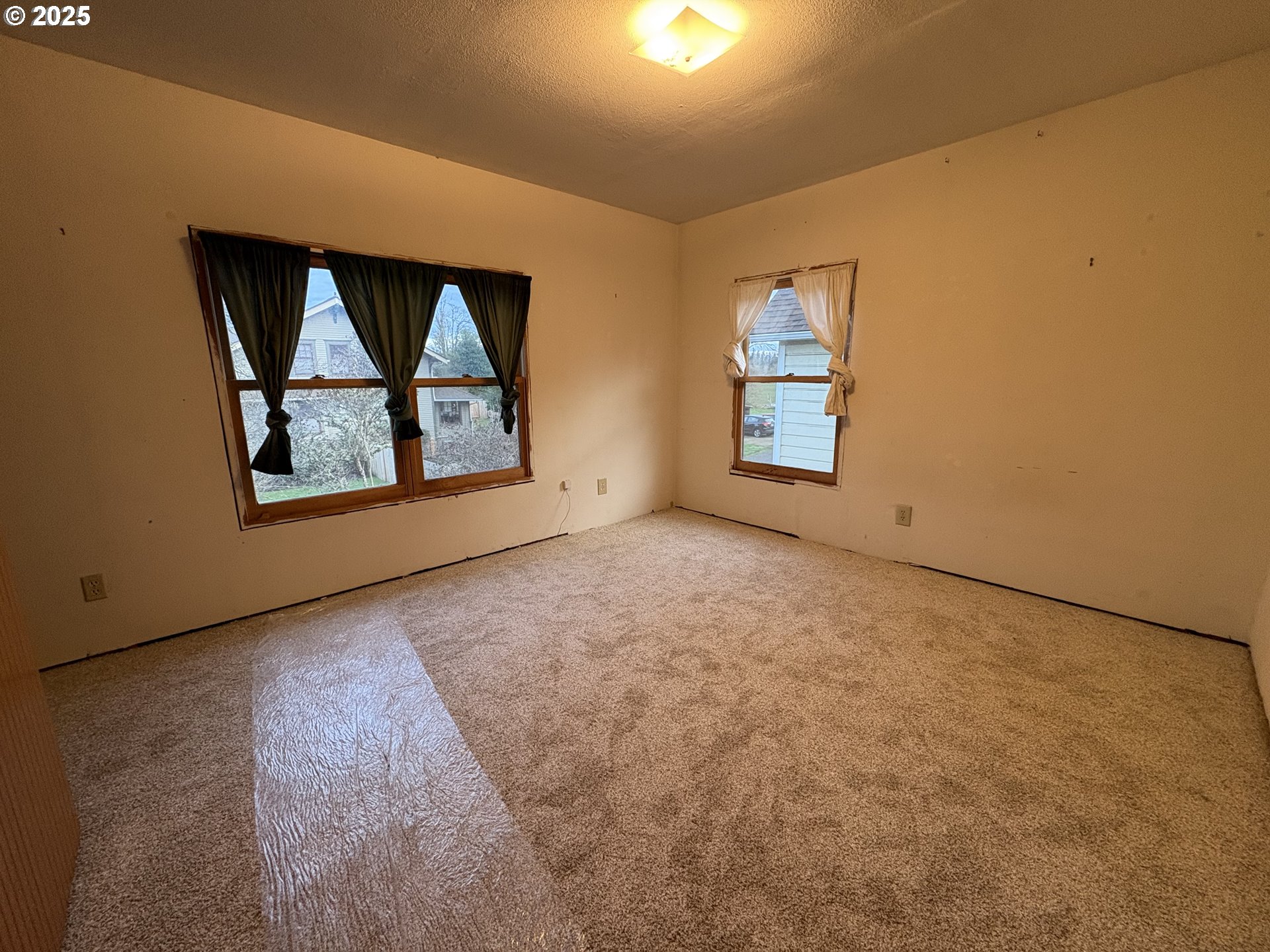 430 West Water Street Stayton, OR 97383 - Photo 23 of 42 an empty room with windows and cabinet