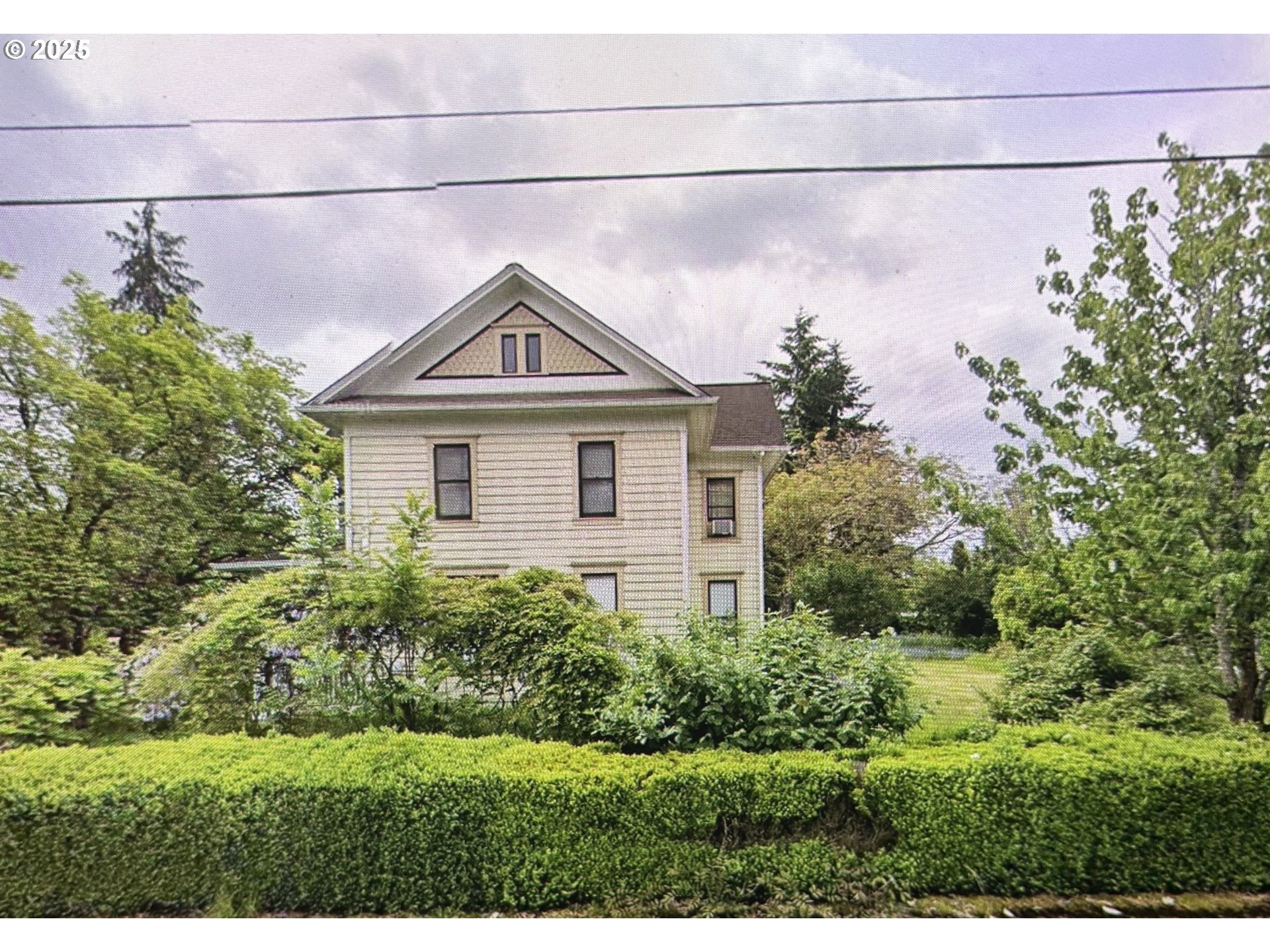 430 West Water Street Stayton, OR 97383 - Photo 3 of 42 a front view of a house with a garden