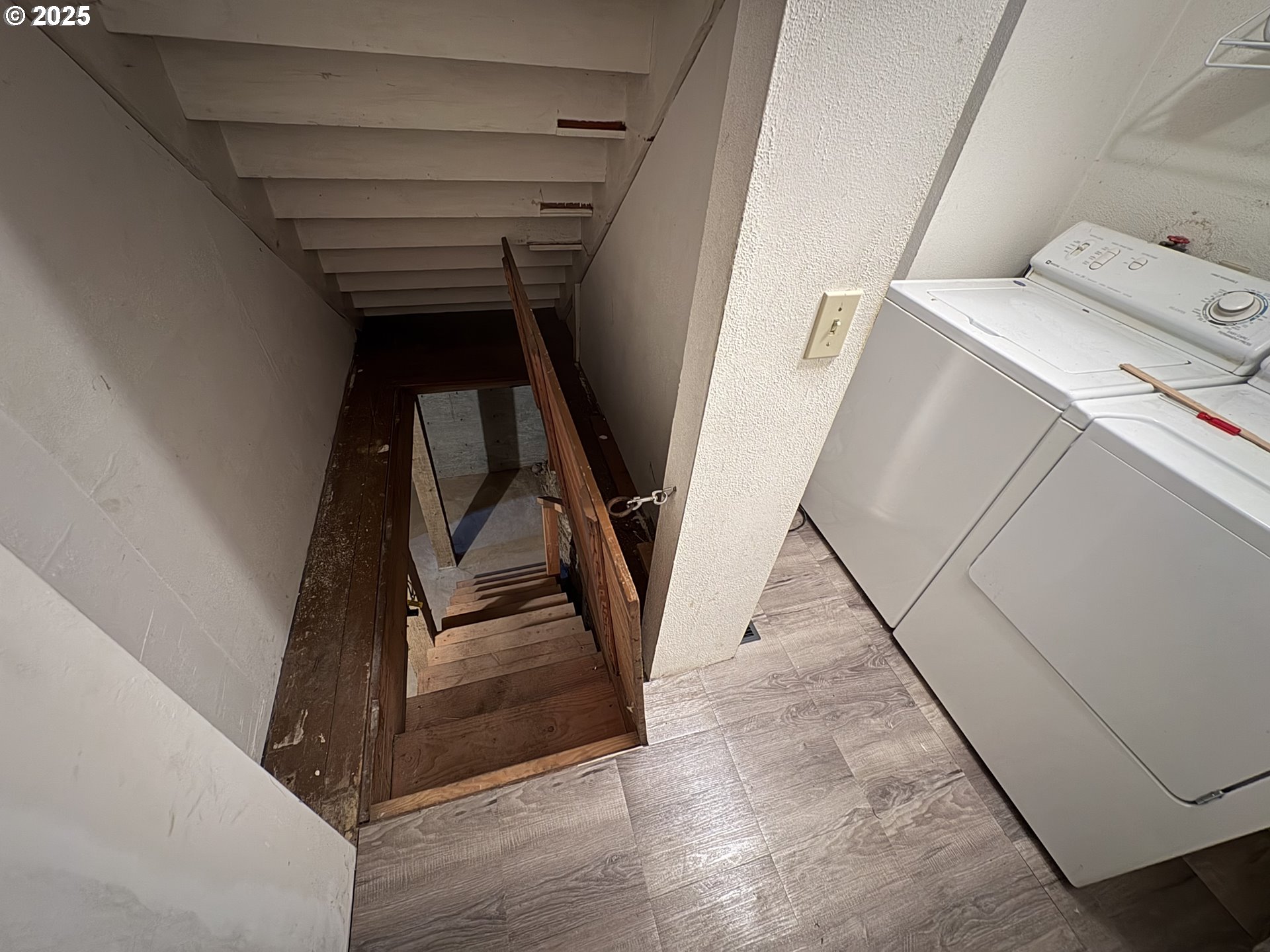 430 West Water Street Stayton, OR 97383 - Photo 5 of 42 a view of an entryway