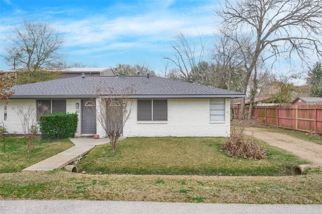 $1,350 | 309 South Magnolia Street, Tomball, TX 77375