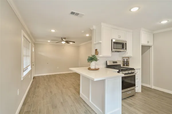 $1,350 | 309 South Magnolia Street, Tomball, TX 77375