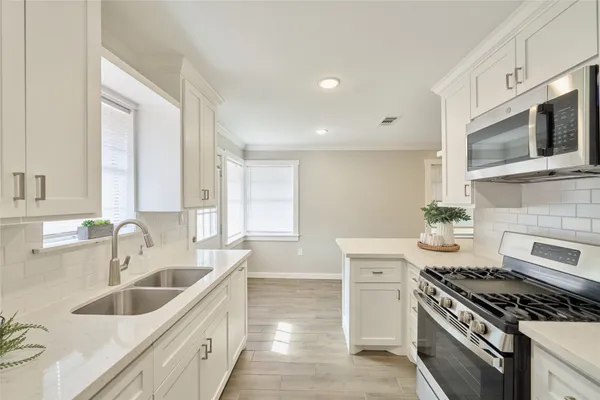 $1,350 | 309 South Magnolia Street, Tomball, TX 77375
