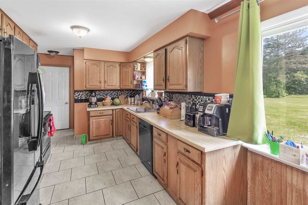 367 Davis Lake Road Lapeer, MI 48446 - Photo 11 of 26 50079898-10.JPG