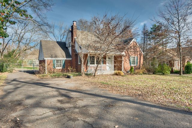 a view of a yard with a house