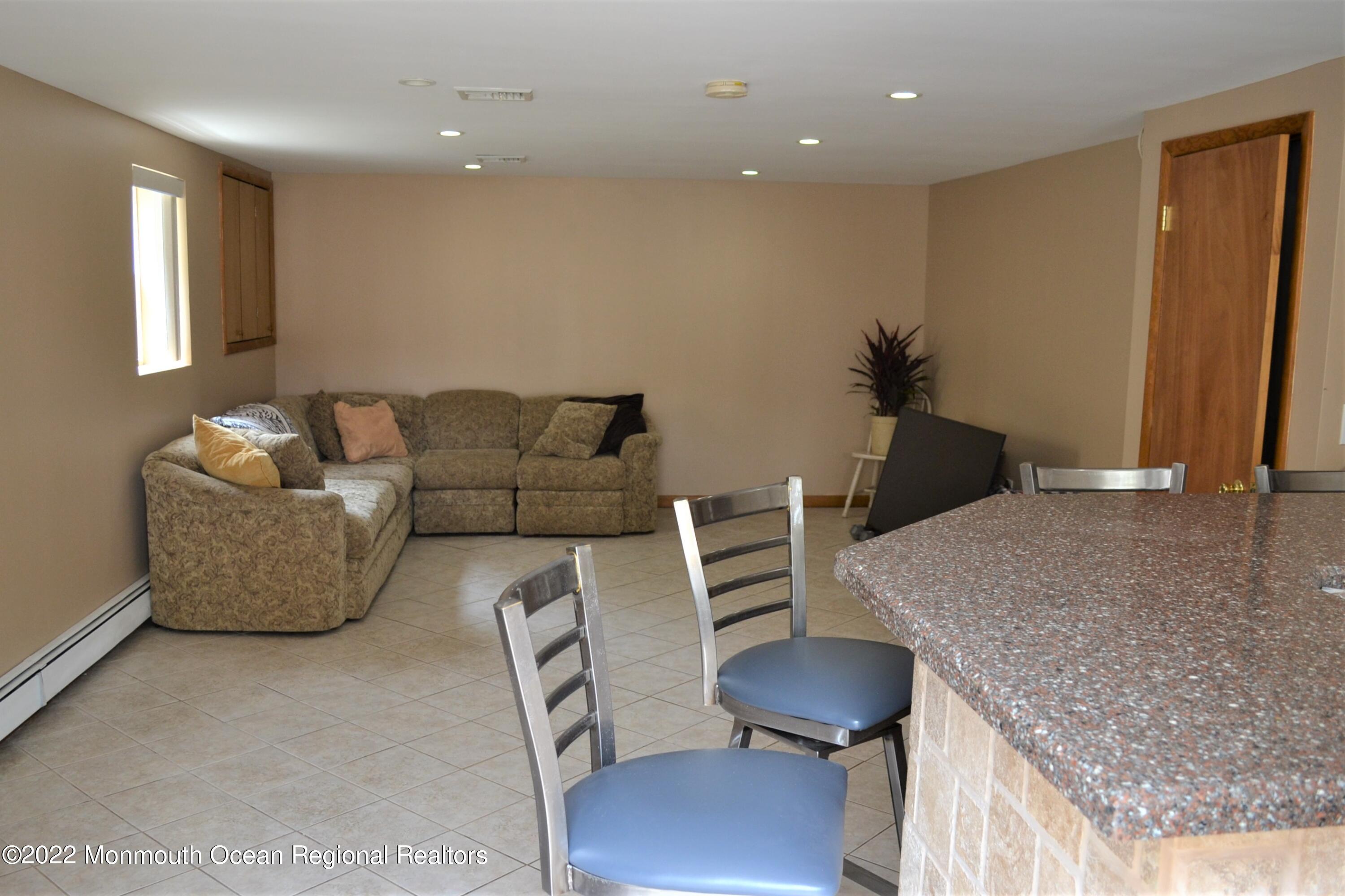 319 Boulevard Kenilworth, NJ 07033 - Photo 12 of 40 family room with bar
