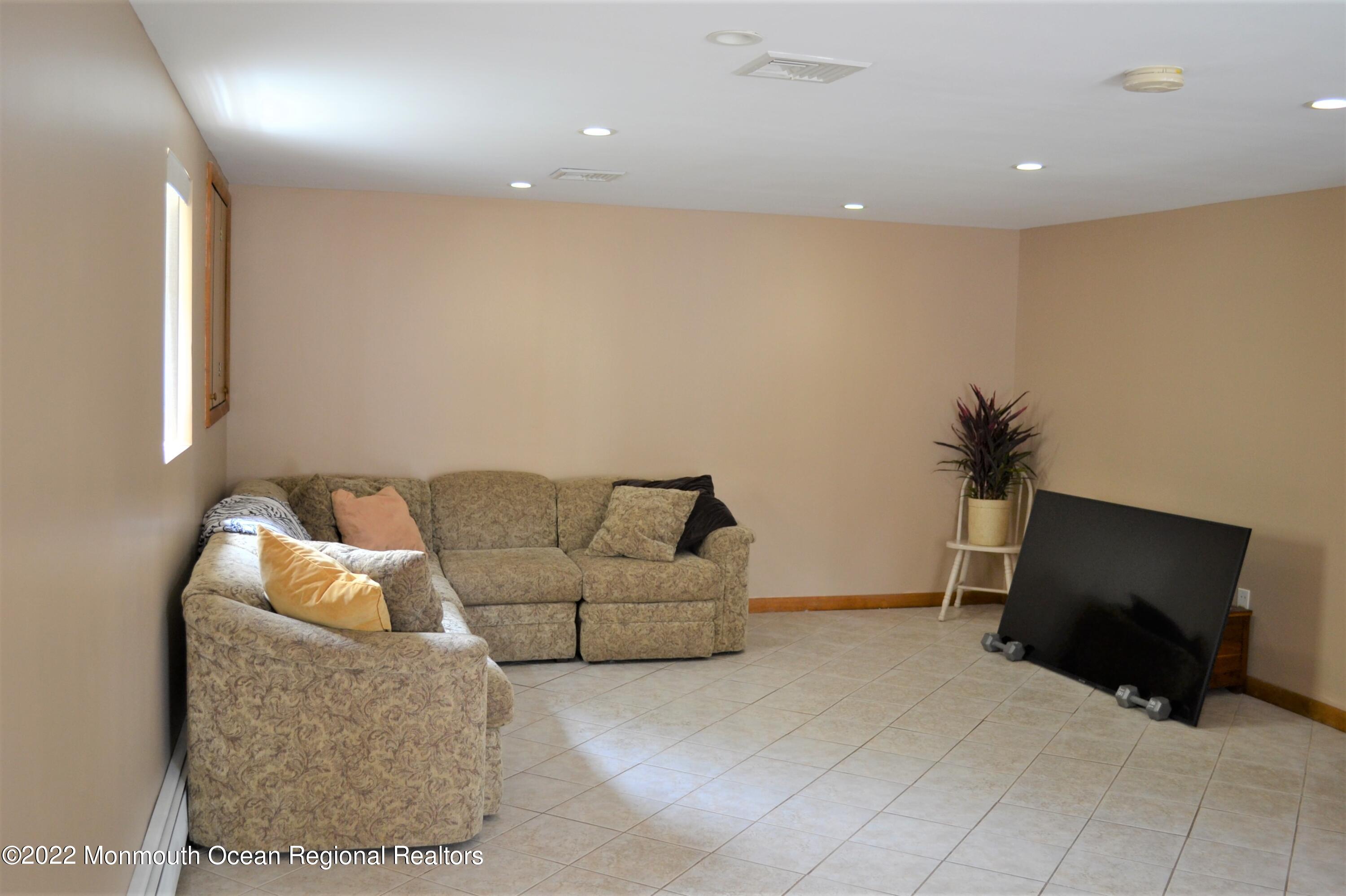 319 Boulevard Kenilworth, NJ 07033 - Photo 14 of 40 family room