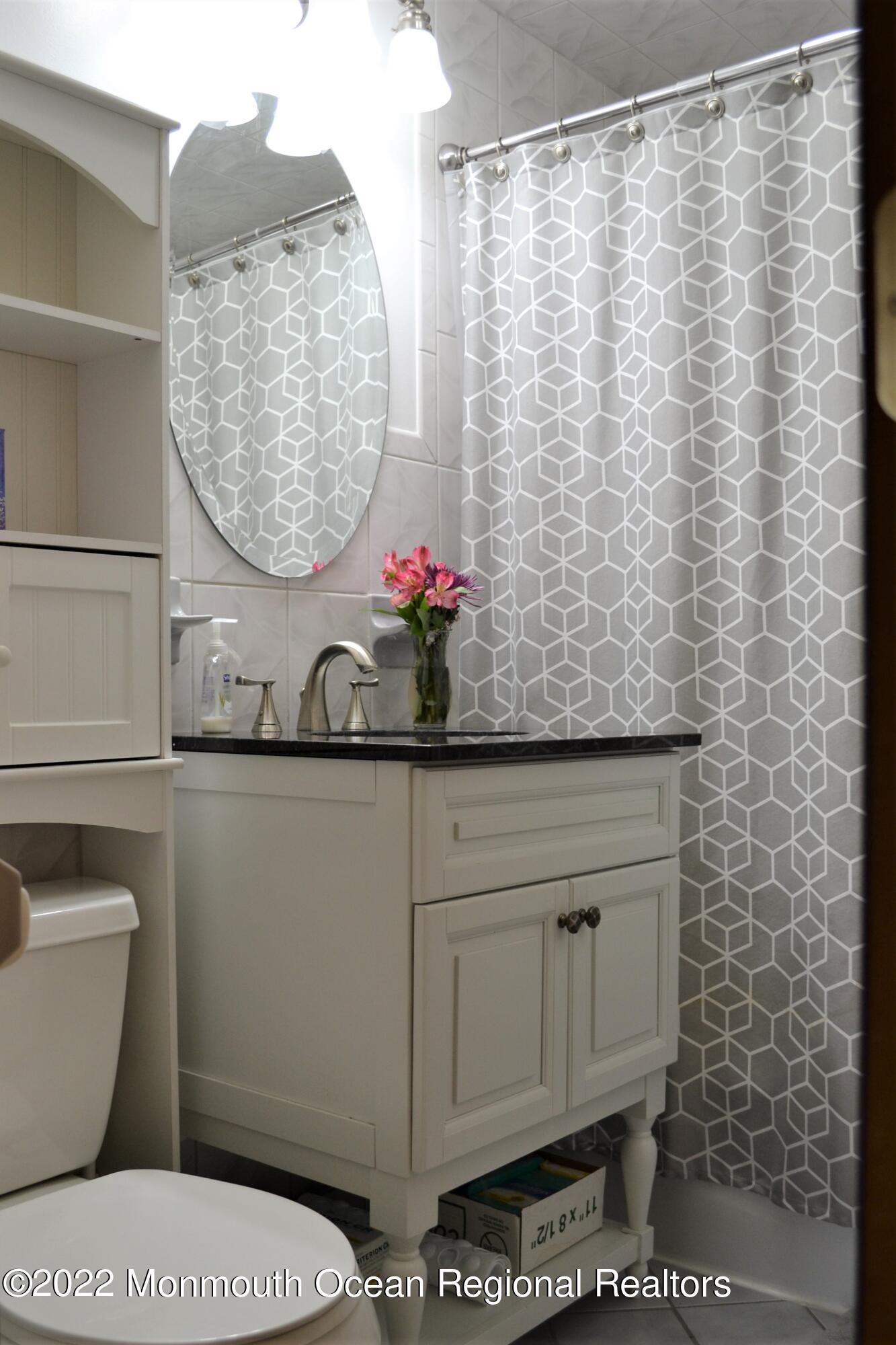 319 Boulevard Kenilworth, NJ 07033 - Photo 15 of 40 2nd floor bathroom