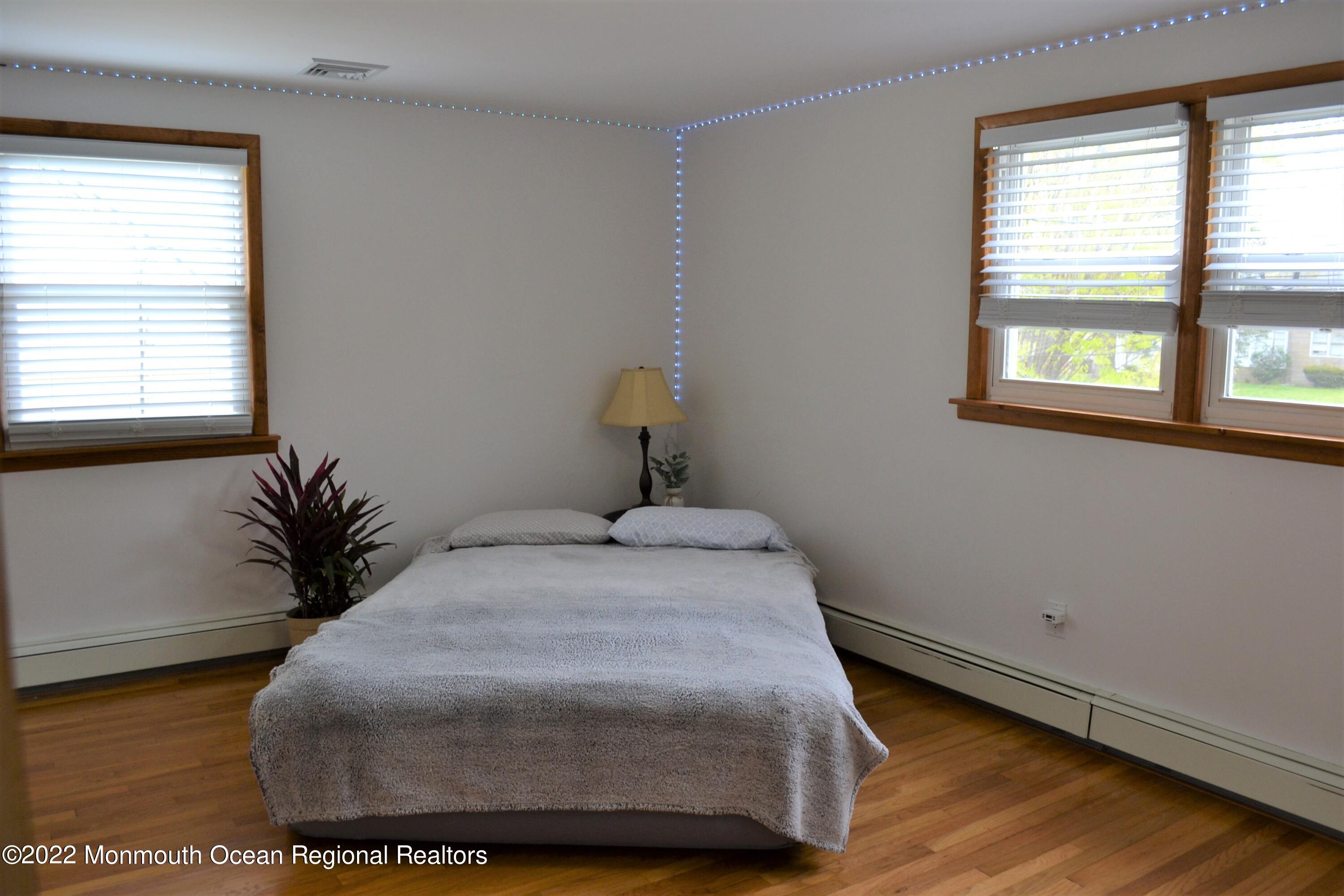 319 Boulevard Kenilworth, NJ 07033 - Photo 18 of 40 2nd floor bedroom