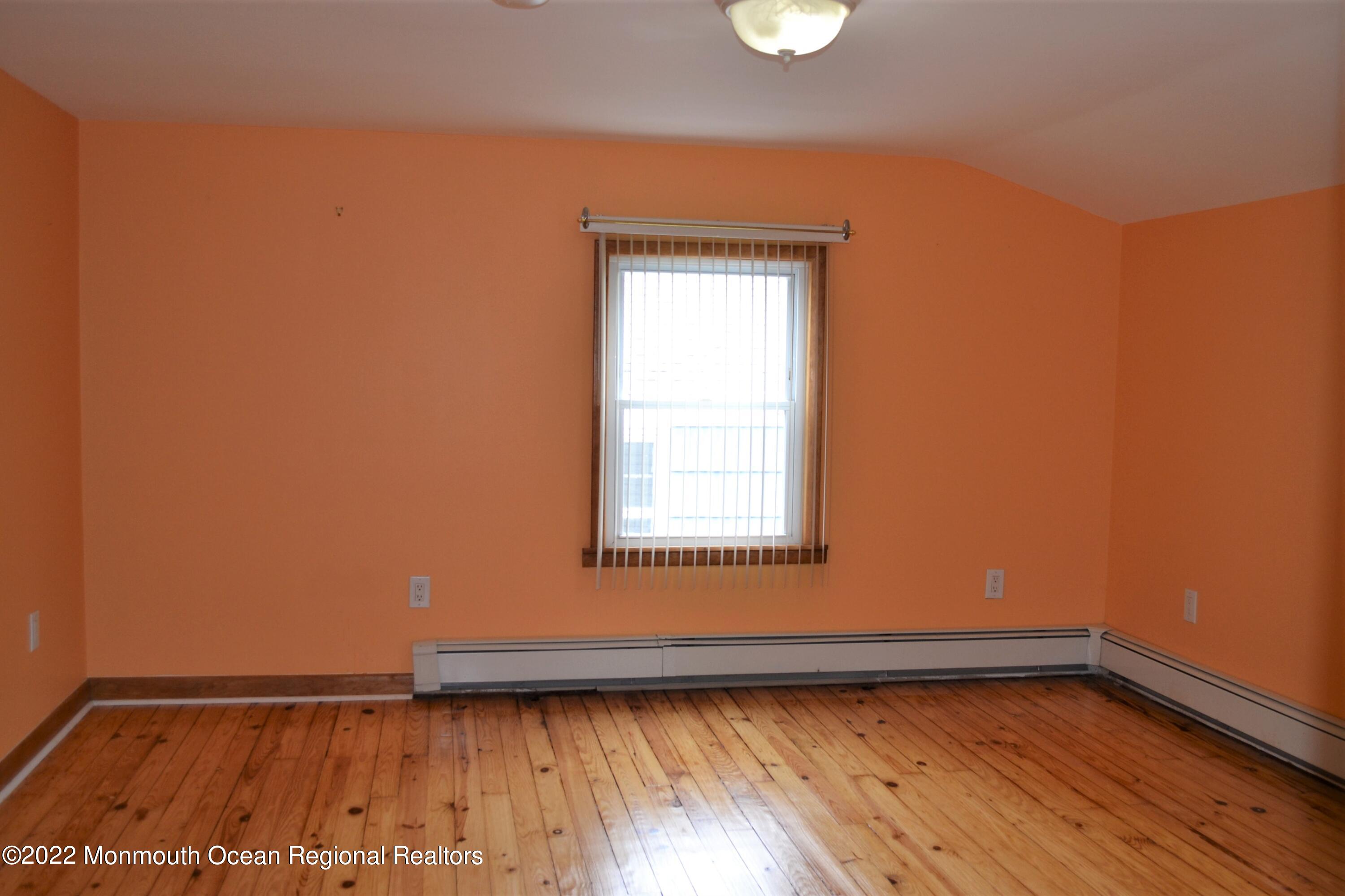 319 Boulevard Kenilworth, NJ 07033 - Photo 21 of 40 3rd floor master bedroom