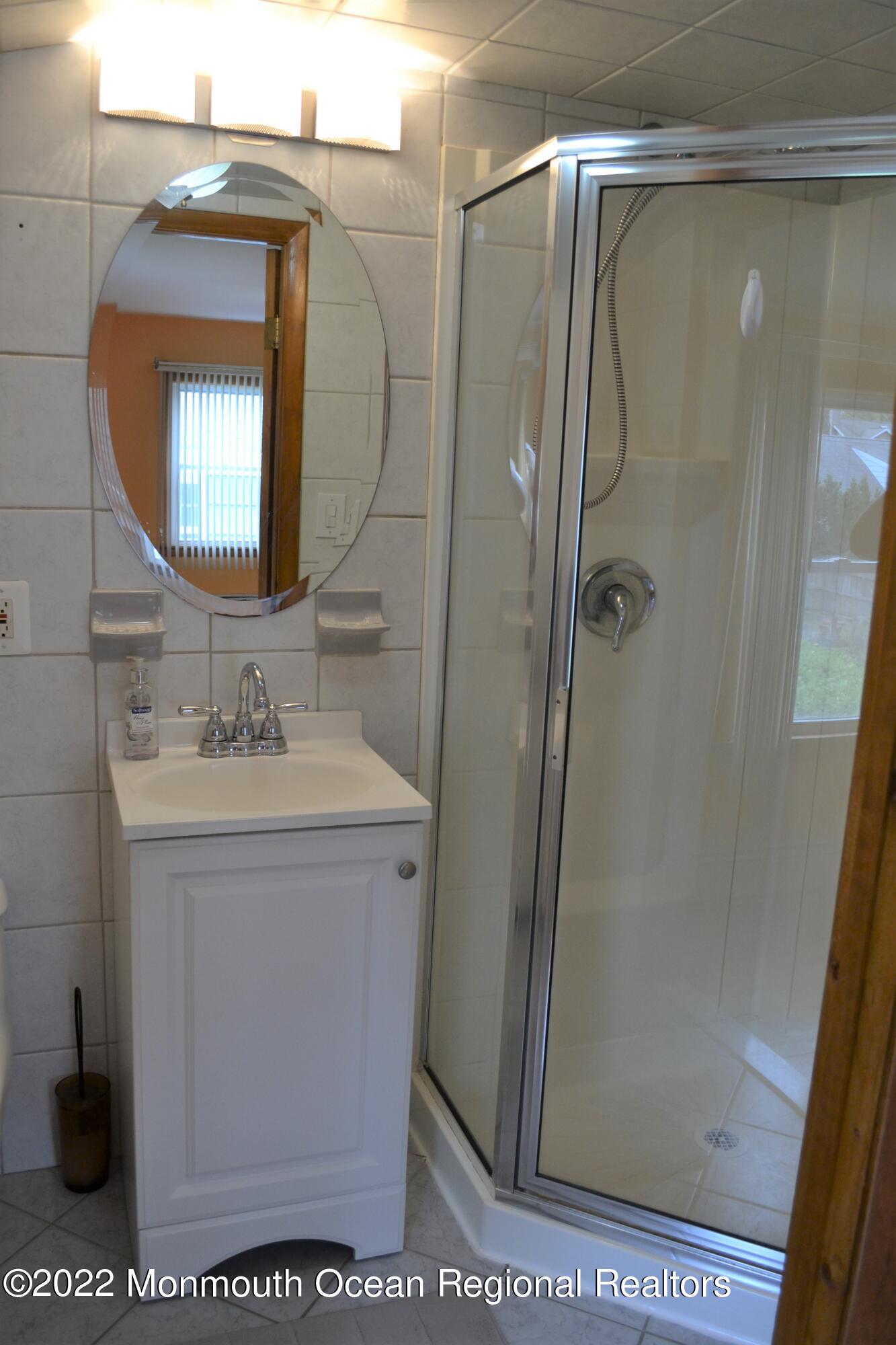 319 Boulevard Kenilworth, NJ 07033 - Photo 25 of 40 master bathroom