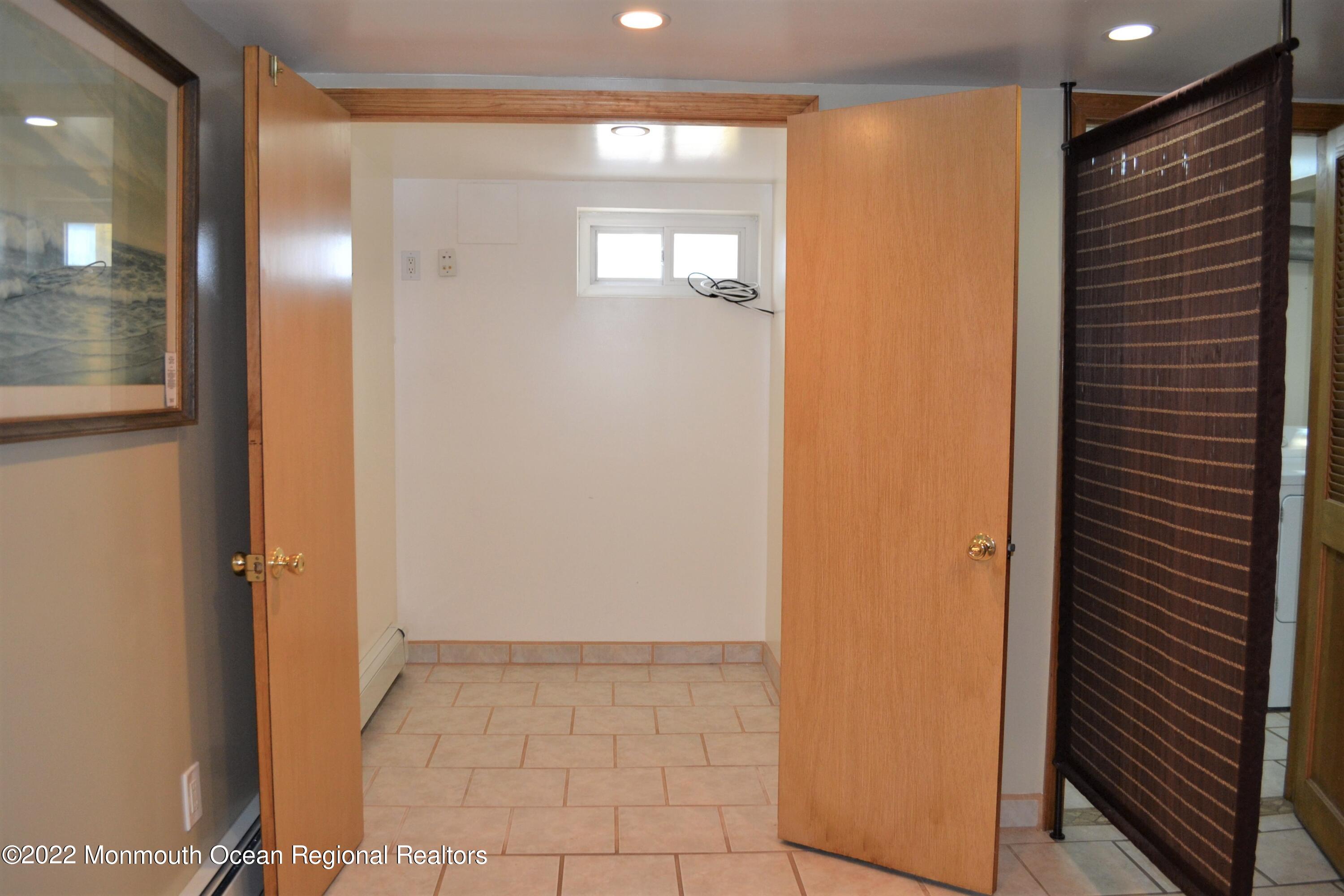 319 Boulevard Kenilworth, NJ 07033 - Photo 29 of 40 basement bedroom closet open