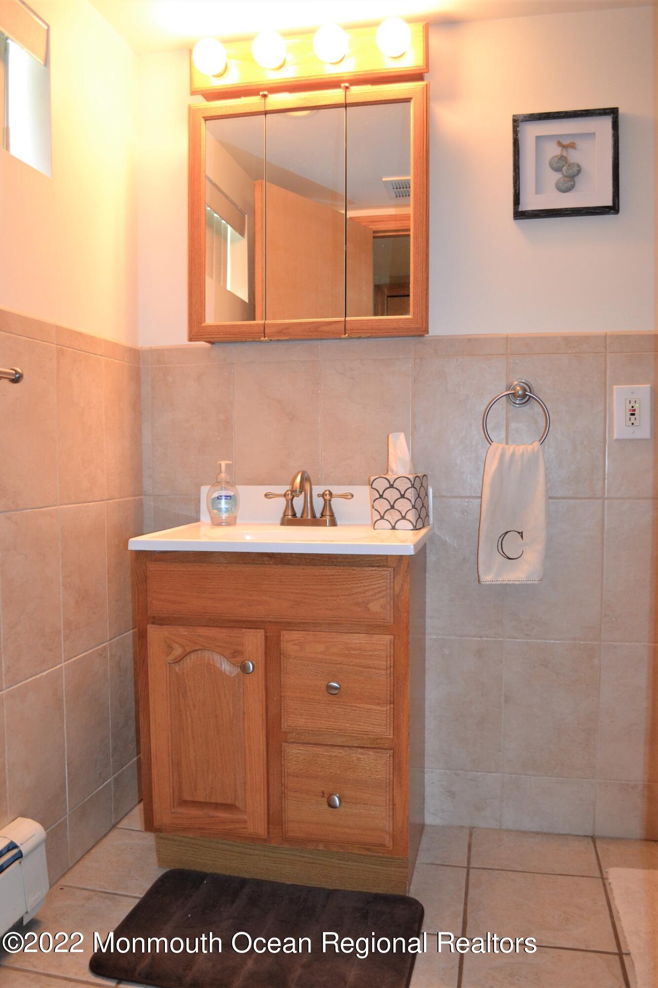 319 Boulevard Kenilworth, NJ 07033 - Photo 31 of 40 basement bath vanity