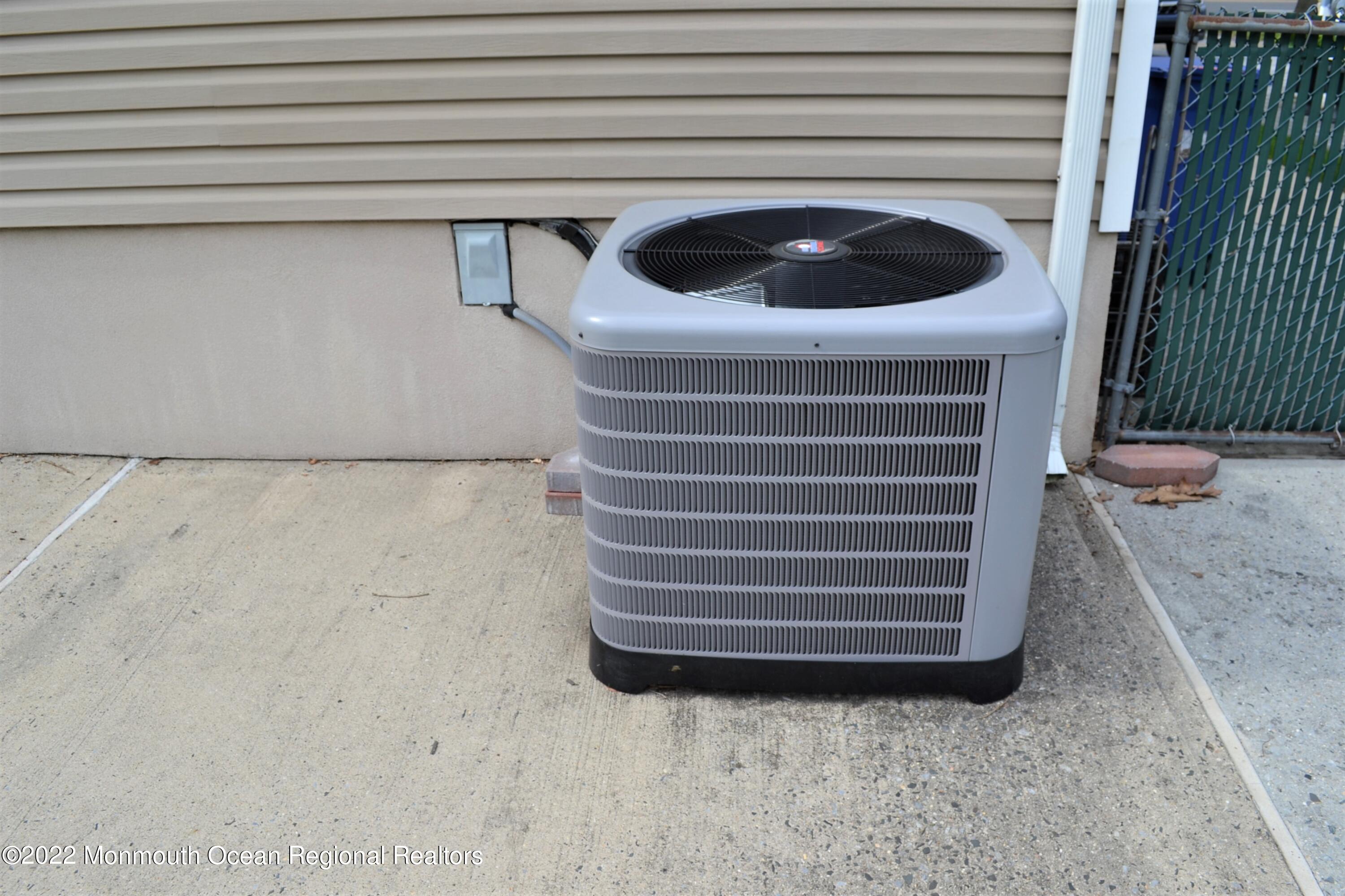 319 Boulevard Kenilworth, NJ 07033 - Photo 37 of 40 newer central air