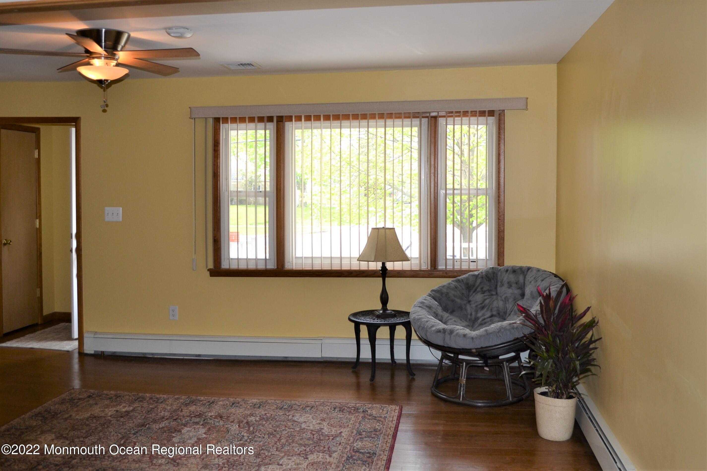 319 Boulevard Kenilworth, NJ 07033 - Photo 4 of 40 living room nice and bright