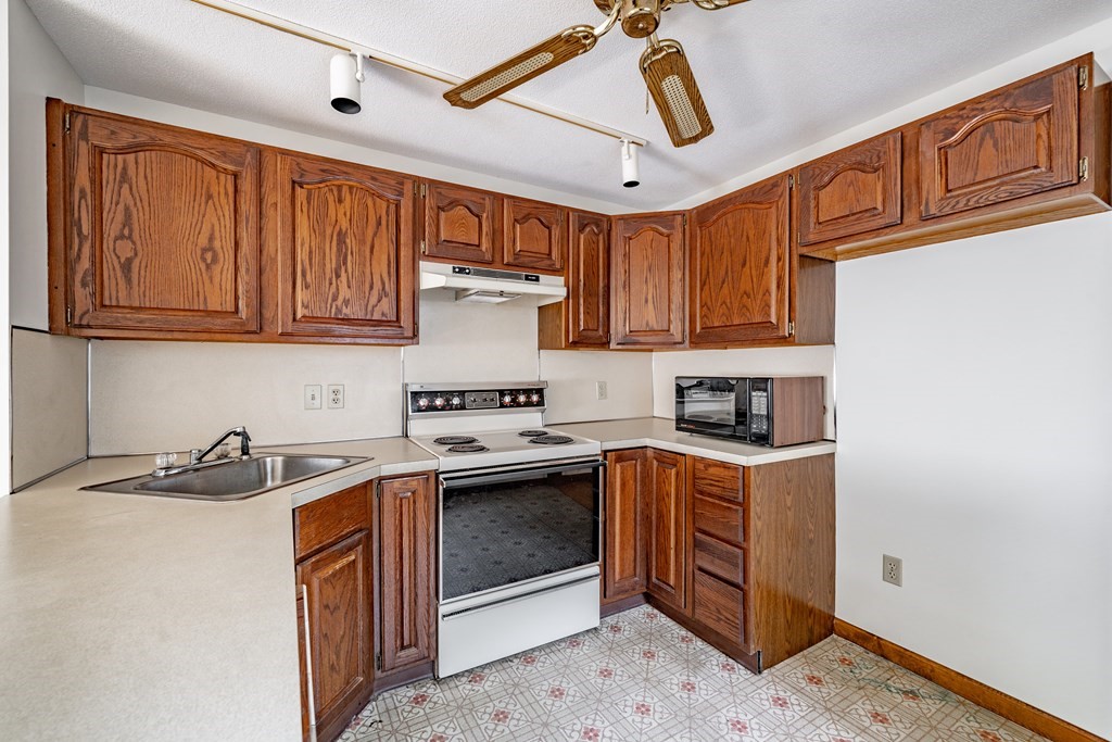 76 Fair Oak Road Springfield, MA 01128 - Photo 4 of 30