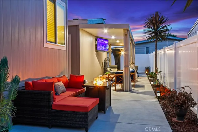 $669,950 | 3595 Santa Fe Avenue, Unit 302, Long Beach, CA 90810