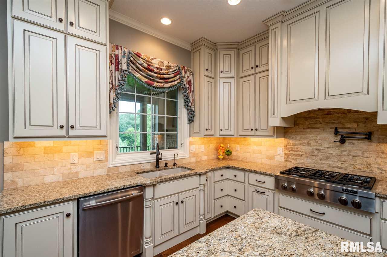 6412 Cardinal Road Bettendorf, IA 52722 - Photo 6 of 36 Gallery Image 6