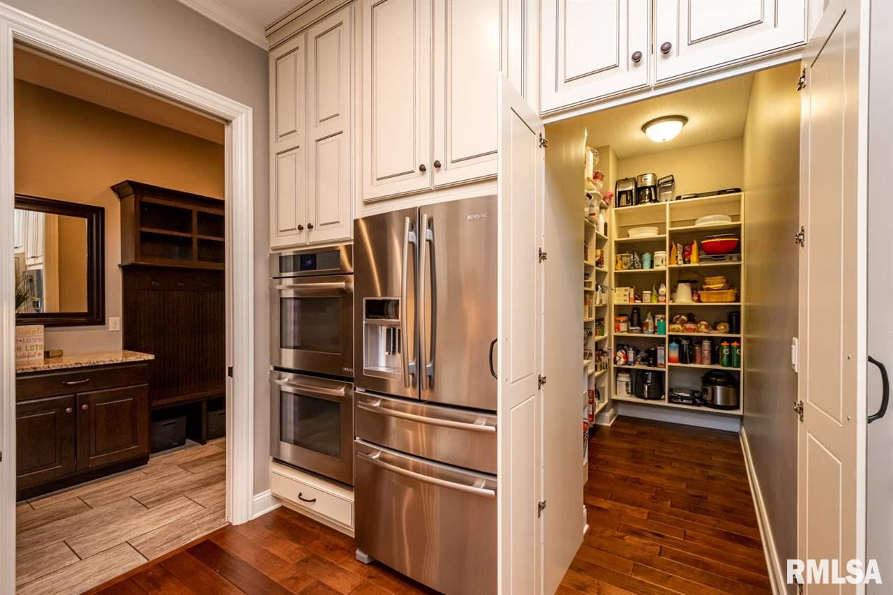 6412 Cardinal Road Bettendorf, IA 52722 - Photo 7 of 36 Gallery Image 7